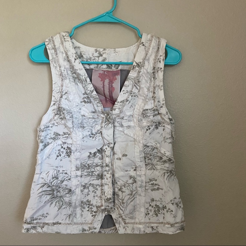 Adorable ruffled printed vest